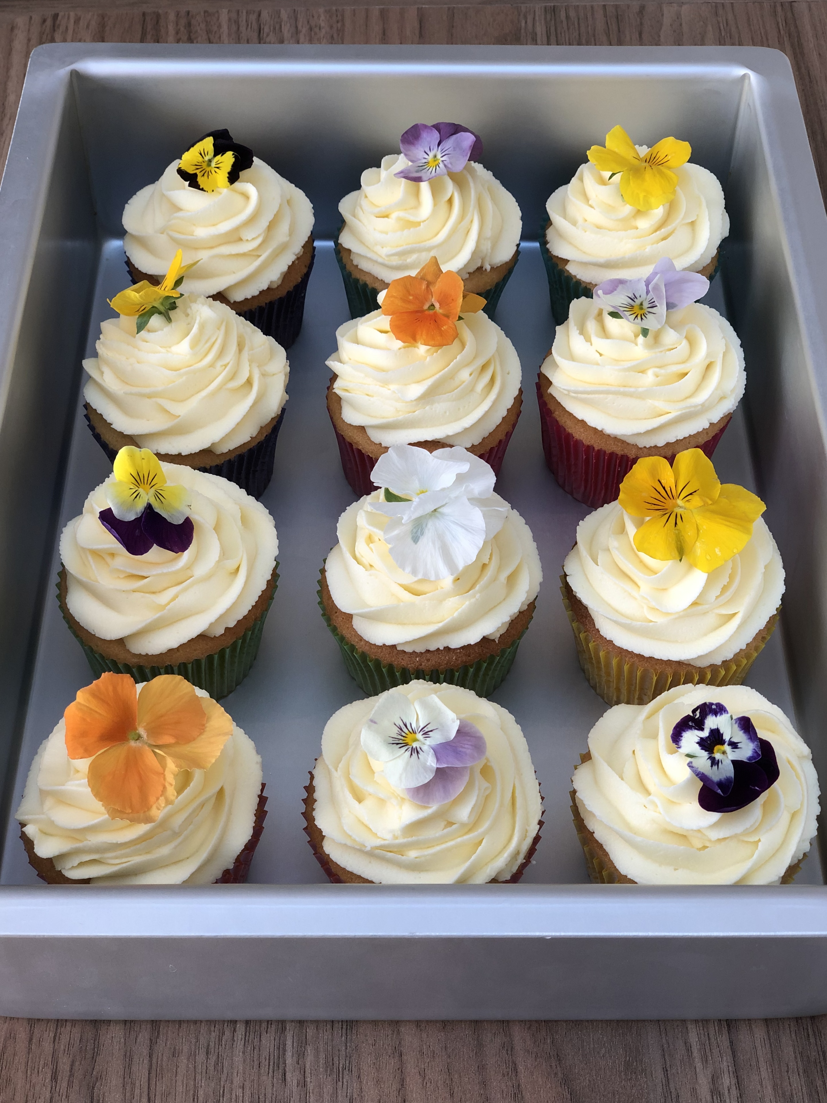 Vanilla Cupcakes With Edible Flowers